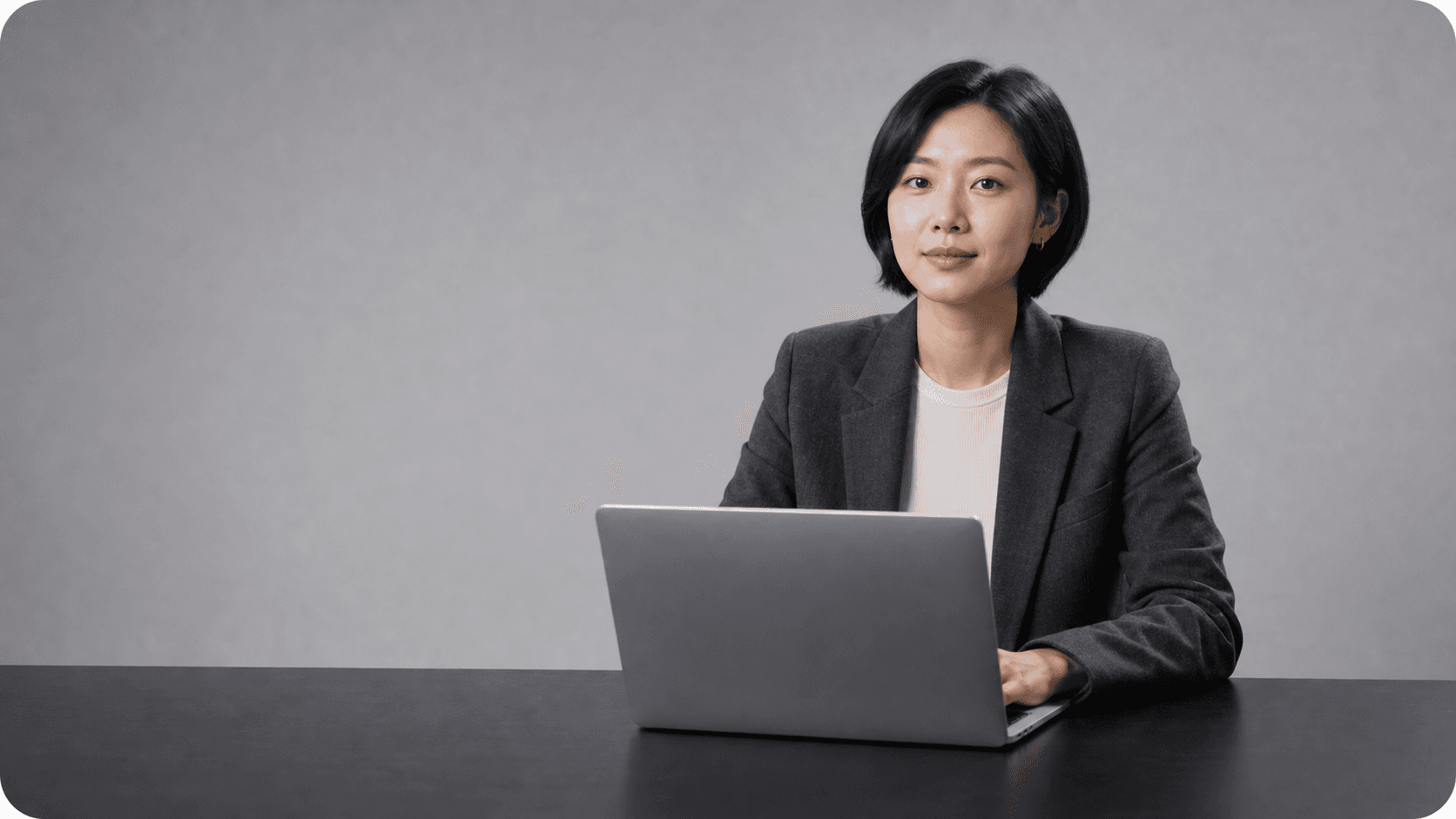 产品负责人在笔记本上整理会议纪要